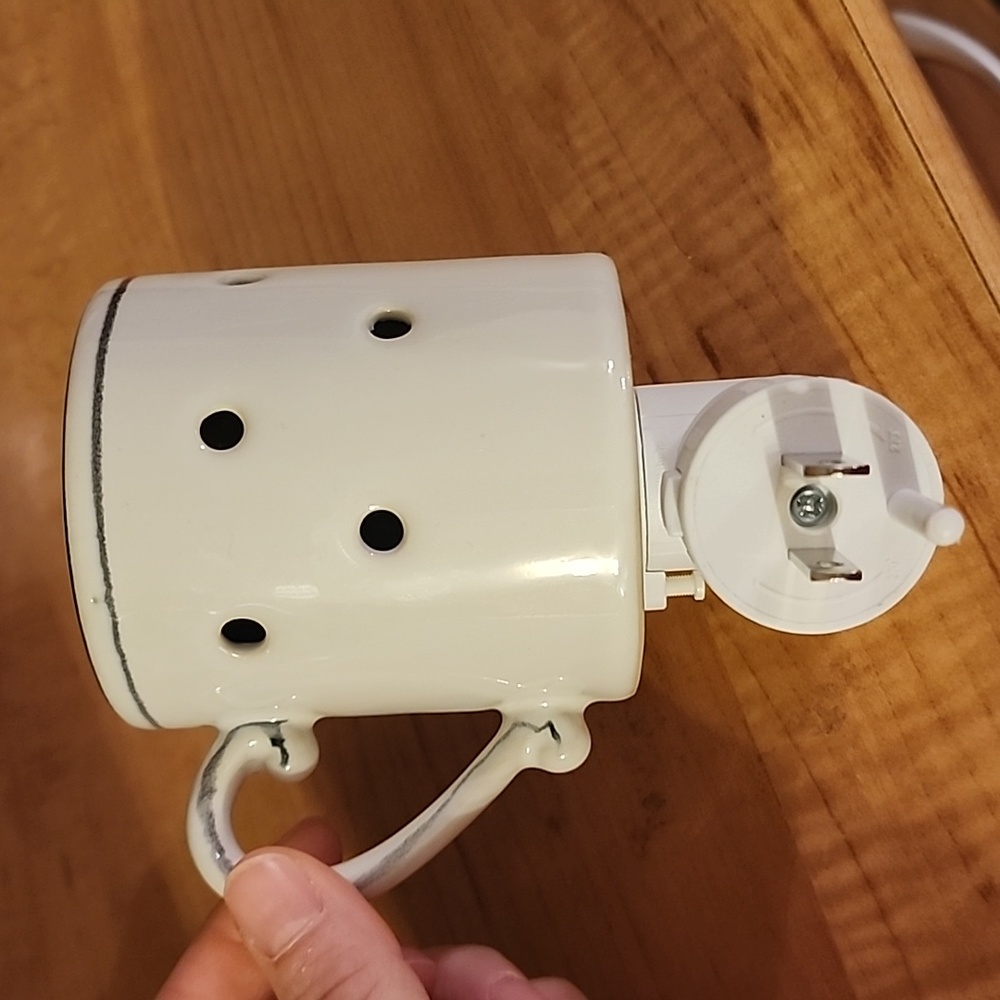 Scentsy Wall Plug In Warmer - Picture 2 of 3